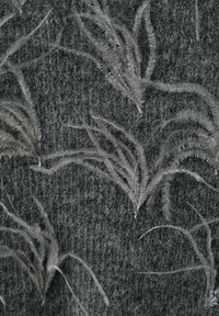 Tissu texturé gris présentant de délicats motifs ressemblant à des plumes grises, créant un effet de couches. L'arrière-plan est doux et duveteux.