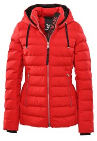 Chaqueta acolchada roja con cierre de cremallera, capucha y detalles en negro. Presenta un diseño acolchado, dos bolsillos laterales y un logo en la cinta del cuello.