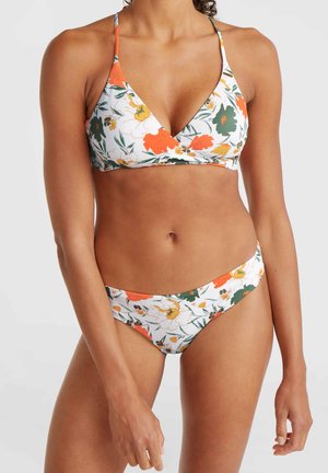 Blommig bikini-set med en triangelöverdel i orange, gult och grönt mönster, och matchande lågriskunderdelar med liknande designdetaljer.
