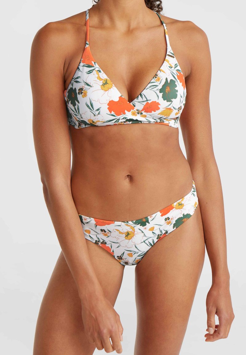Gėlių bikini rinkinys, susidedantis iš trikampio formos liemenėlės su oranžinėmis, geltonomis ir žaliomis raštais, bei atitinkančiais žemai sėdinčiais kelnaitėmis su panašiais dizaino akcentais.