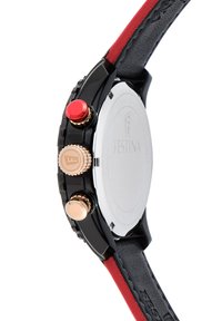 Montre noire avec un bracelet en cuir rouge et gris, des poussoirs dorés et rouges, un boîtier en acier inoxydable et une surface texturée.