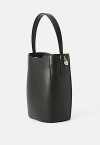 Sac seau en cuir noir avec une forme structurée, une texture lisse et une courte anse. Présente un accent en métal doré.