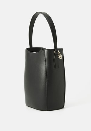 Svart läder bucket bag med en strukturerad form, slät textur och ett kort handtag. Har en guldfärgad metallkomponent som accent.