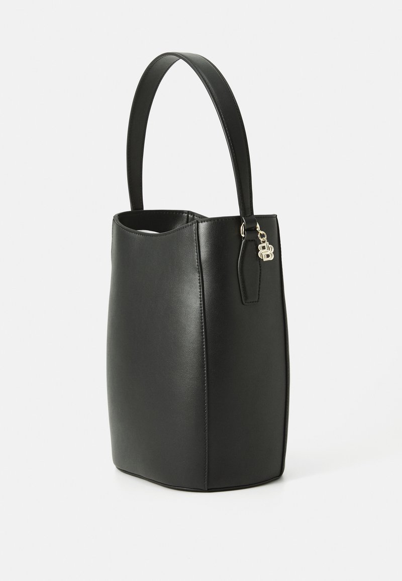 Sac seau en cuir noir avec une forme structurée, une texture lisse et une courte anse. Présente un accent en métal doré.