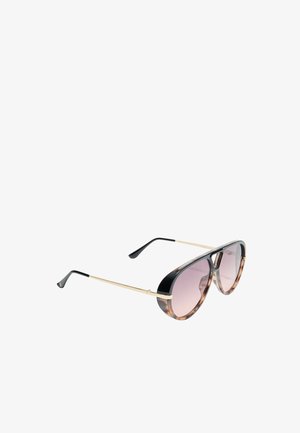 Lunettes de soleil style aviateur avec montures inférieures en écaille, montures supérieures noires, branches en métal doré et verres roses dégradés.