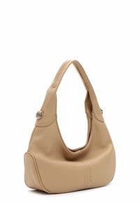 Sac à main en cuir beige au design courbé et structuré. Il dispose d'une seule poignée et de détails de couture subtils. Texture lisse.