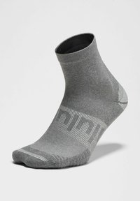 Calcetín gris hasta el tobillo hecho de una tela texturizada, con un puño acanalado y un patrón de logo en contraste alrededor del mediopie.