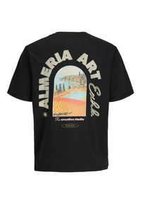 Camiseta de algodón negra con un gráfico colorido que presenta un arco, paisaje y texto: "ALMERIA ART Exh." Textura suave, mangas cortas.