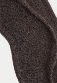 Écharpe en laine douce, de couleur marron foncé, tricotée. Présente une surface texturée et des bords lisses, avec un motif subtil et uniforme sur l'ensemble.