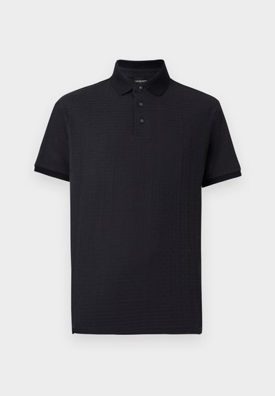 Fekete galléros póló texturált anyagból, háromgombos nyitással és rövid ujjakkal. Egyszínű, minták vagy díszítések nélkül.