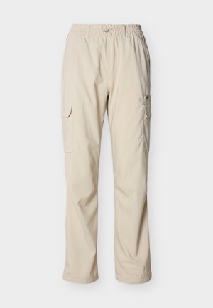 Μπεζ παντελόνι cargo με ελαστική μέση, πλαϊνές τσέπες με καπάκια και ίσια γραμμή, τοποθετημένο επίπεδα σε λευκό φόντο.