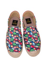 Zapatillas slip-on coloridas con una tela estampada que presenta varios personajes de dibujos animados. Suela de yute natural, forro suave y diseño de punta redonda.