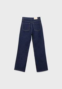 Mornarsko modri naravnost krojeni kavbojke s petimi žepi, svetlimi nitmi in oznako na zadnjem pasu. Tkanina iz mešanice bombaža.