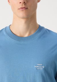 Mads Nørgaard FRODE LOGO TEE - Paprasti marškinėliai - captains blue