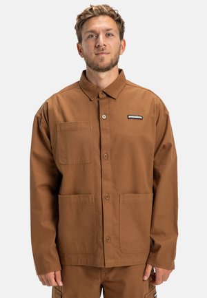 SHOWCASE - Lichte jas - cqf toffee