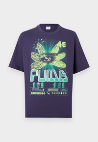 Μπλε ναυτικό t-shirt της Puma με νέον πράσινο αφηρημένο λουλούδι, αριθμό 48, στιλιζαρισμένο κείμενο Puma και μικρά γραφικά εικονίδια.