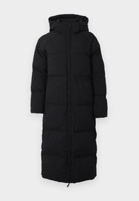 Manteau d'hiver noir long en duvet avec capuche, présentant une fermeture éclair, un design matelassé et des poches latérales. Fabriqué en matériau isolant et résistant à l'eau.