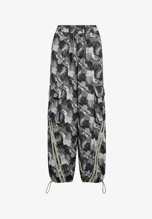 Kargo bikses maskēšanās rakstā zaļā, pelēkā un gaiši rozā toņos. Tām ir elastīgs viduklis, aukla un sānu kabatas.