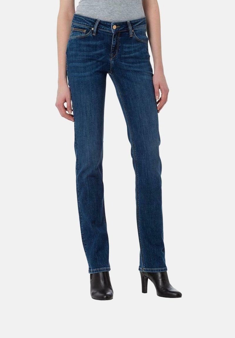 Niebieskie dżinsy o prostym kroju, z pięcioma kieszeniami i subtelnymi detalami w szyciu, w połączeniu z czarnymi botkami na wysokim obcasie.