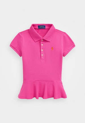 Rosa Polohemd mit kurzen Ärmeln, geripptem Kragen, fünfknöpfiger Knopfleiste und einem Peplum-Saum. Mit kleinem gesticktem Logo auf der Brust.