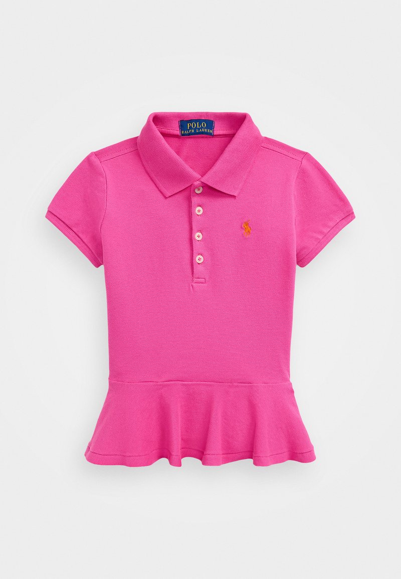 Vaaleanpunainen lyhythihainen poolopaita, jossa on ribbireunallinen kaulus, viiden napin läppä ja peplum-helma. Paidassa on pieni brodeerattu logo rinnassa.
