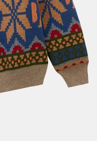 Pull en tricot coloré avec des motifs géométriques en bleu, marron, vert et rouge, doté de poignets et d'un ourlet côtelés. Matériau en laine chaud et texturé.