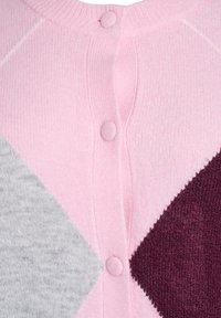 Růžová a šedá argyle cardigan s kulatým výstřihem, pěti knoflíky a kontrastními burgundskými diamantovými vzory. Jemná pletená textura.