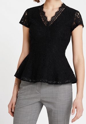 Czarna koronkowa bluzka peplum z krótkimi rękawami i dekoltem w szpic, z misternymi kwiatowymi wzorami i fakturowanym wykończeniem. W zestawie z kraciastymi spodniami.