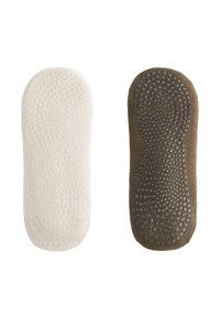 Dwie wkładki do butów obok siebie: jedna w kolorze kremowym z teksturowanymi kropkami, druga w brązowym z podobnym wzorem kropkowym i logo.