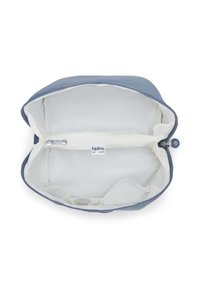 Custodia in tessuto morbido di colore azzurro chiaro con fodera bianca, chiusura con zip e scomparti interni per l'organizzazione. Presenta il logo Kipling.