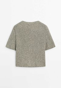Sweter z krótkim rękawem w jasnoszarym odcieniu z teksturowanym wzorem, z okrągłym dekoltem i luźnym krojem.