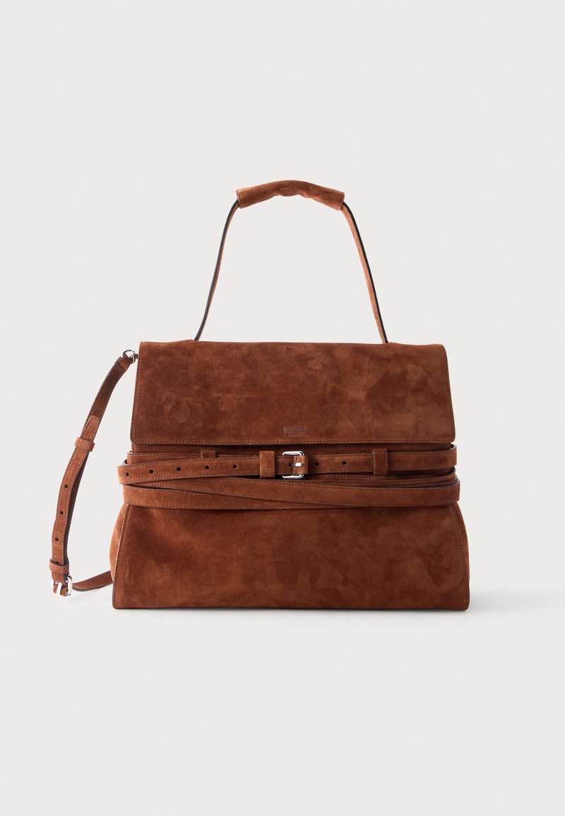 Sac à main en daim marron avec une poignée supérieure, une fermeture à rabat et un détail décoratif de ceinture à l'avant.