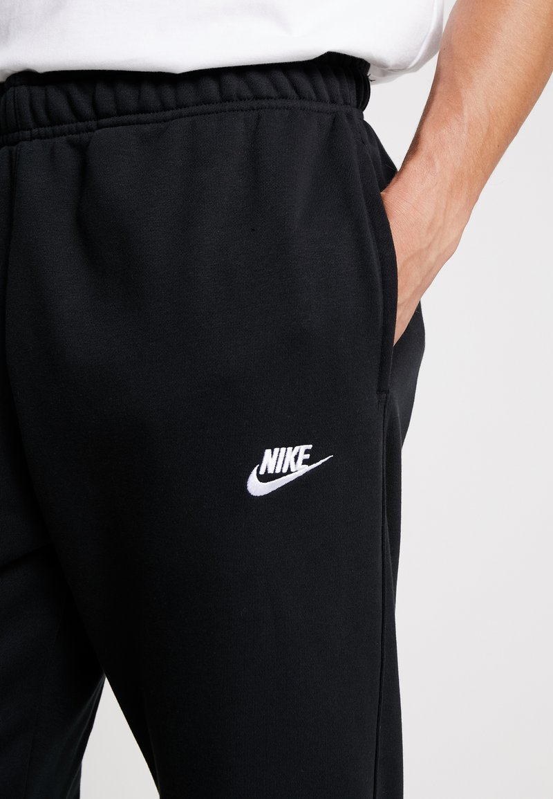 Herren Chinos | Nike Sportswear HOSEN CLUB JOGGER Jogginghose black/schwarz - QP44150 Herren Chinos | Nike Sportswear HOSEN CLUB JOGGER Jogginghose black/schwarz - QP44150