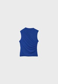 Ärmelloses königsblaues Oberteil mit geraffter Drapierung auf der Rückseite, flach auf einem hellgrauen Hintergrund dargestellt.