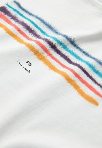 Bela tkanina z vodoravnimi črtami v modri, vijolični, roza in oranžni barvi, s tiskom "PS Paul Smith" blizu dna.