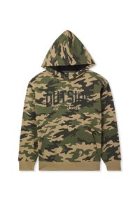 Bluza z kapturem w kamuflażu w zielonych i brązowych odcieniach, z przednią kieszenią typu kangur, kapturem ze sznurkiem i nadrukowanym napisem "OUTSIDE" na klatce piersiowej.