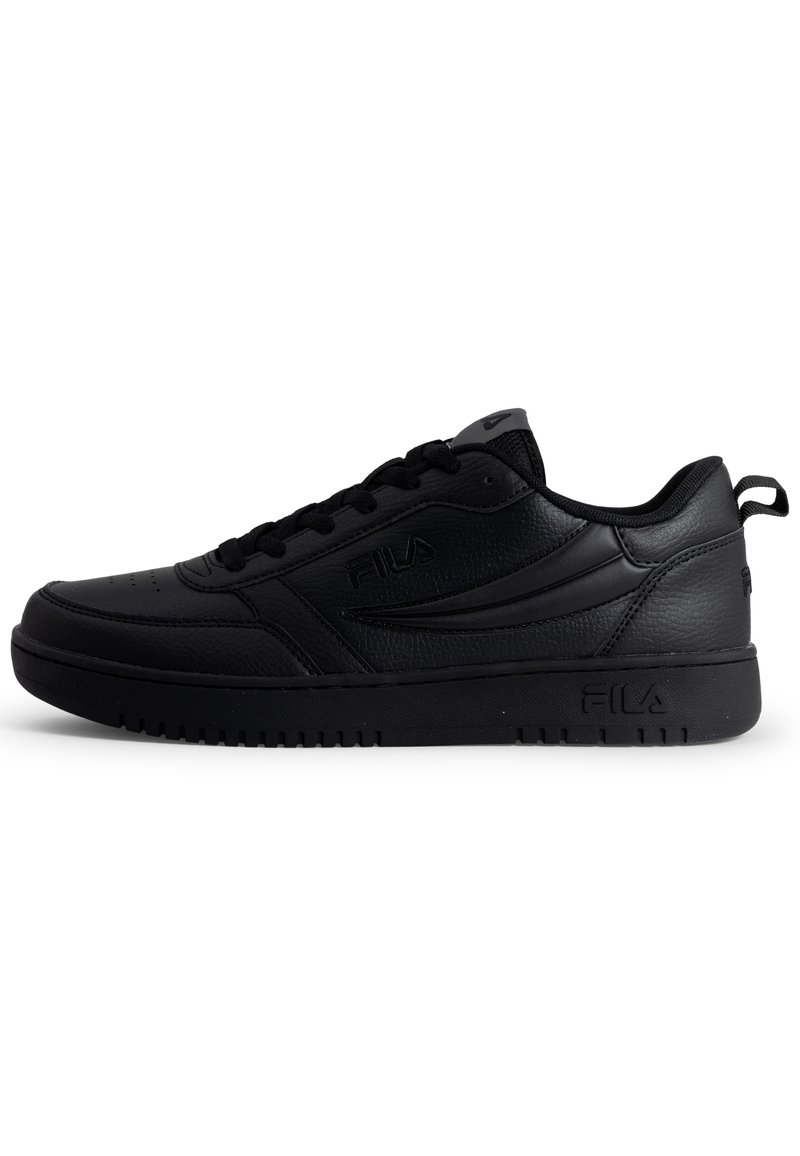 Baskets de sport noires avec une finition en cuir lisse, semelle plate, bout arrondi et fermeture à lacets centrale. Comprend un logo et des accents texturés.
