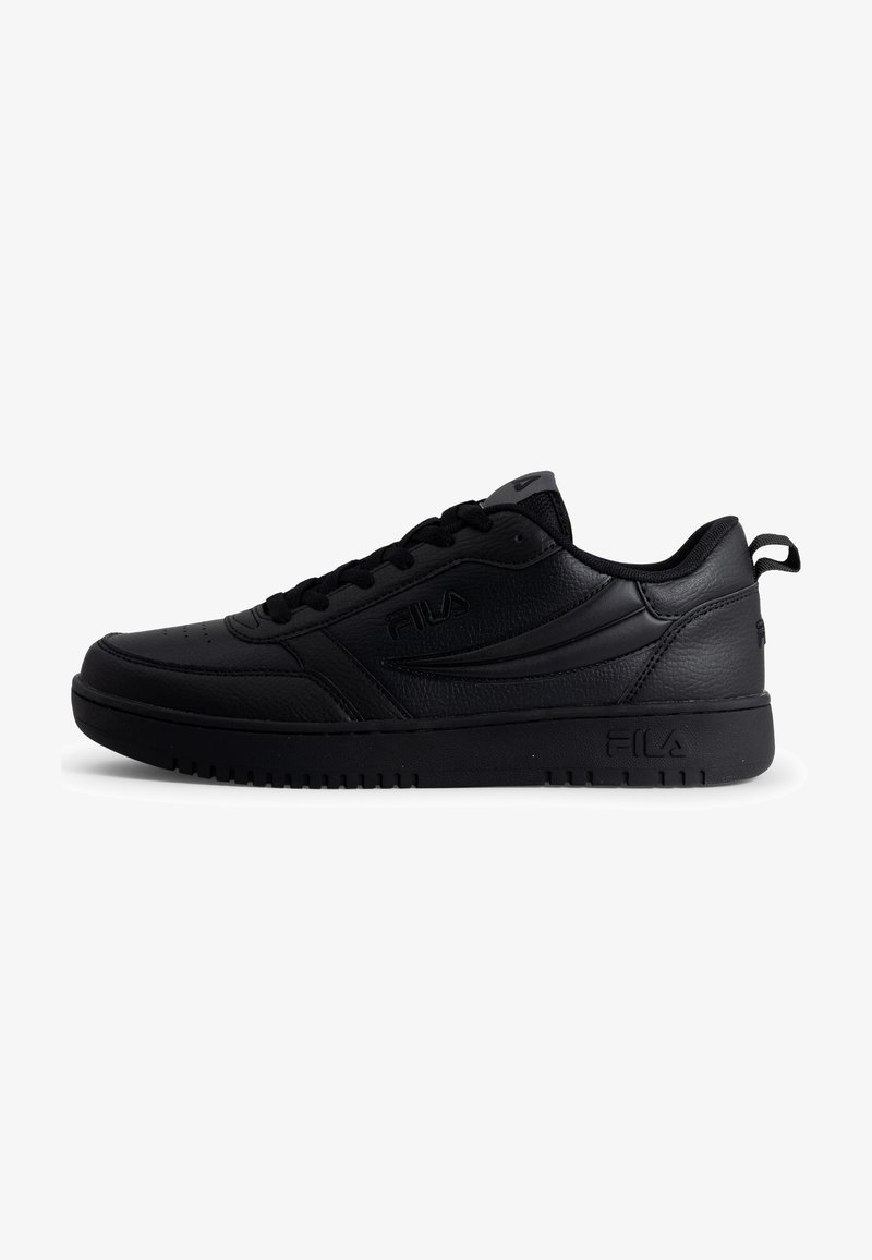 Zapatillas deportivas negras con acabado de cuero suave, suela plana, punta redondeada y cierre central de cordones. Presenta logotipo y acentos texturizados.