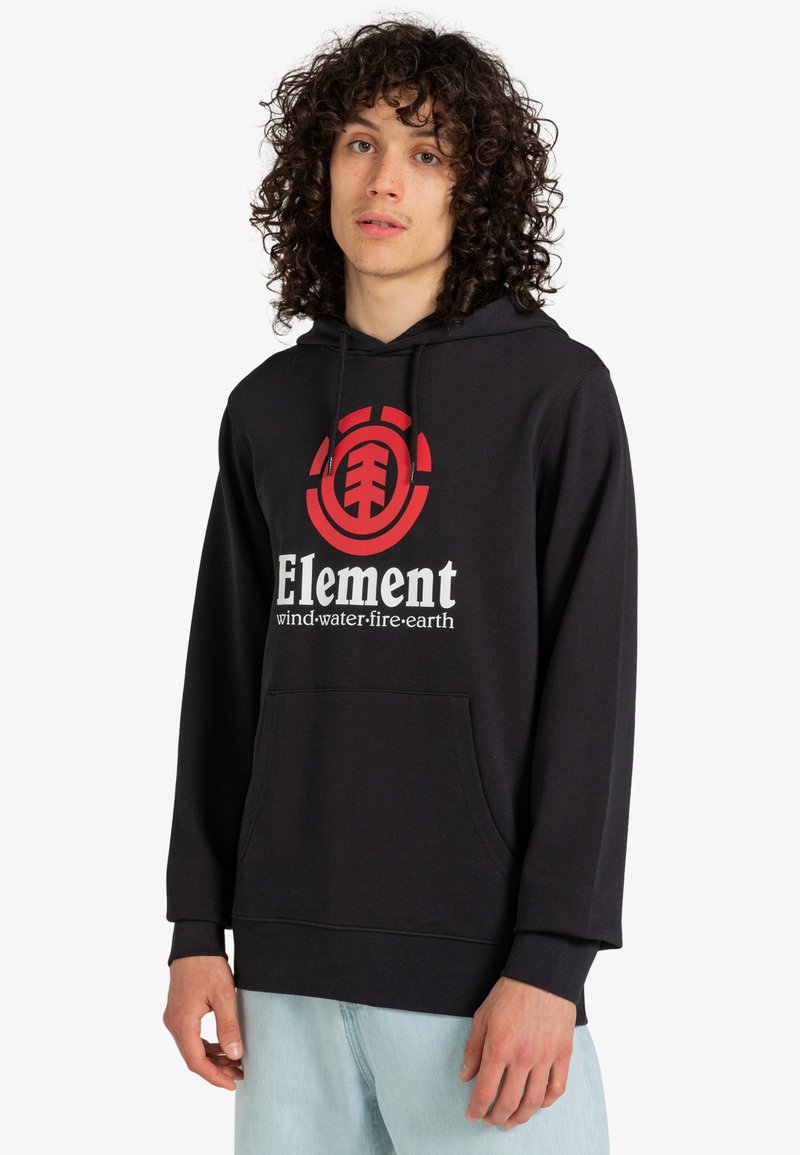 Sort hættetrøje med et stort rødt og hvidt Element-logo på fronten. Har en kængurulomme og en hætte med snøre.