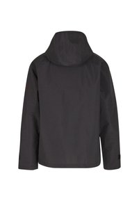 Giacca nera, impermeabile, con cappuccio, presenta una texture liscia e una vestibilità leggermente ampia. Include una patch con il logo sulla manica sinistra.