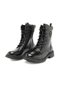 Stivaletti alla caviglia in pelle nera con finitura liscia, chiusura frontale con lacci, cerniera laterale, punta tonda e suola in gomma spessa. Presentano un dettaglio con logo sul lato.