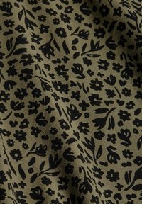 Tissu vert olive avec un motif floral noir dense composé de petites fleurs, feuilles et tiges, répartis de façon rapprochée sur l'ensemble de la surface.