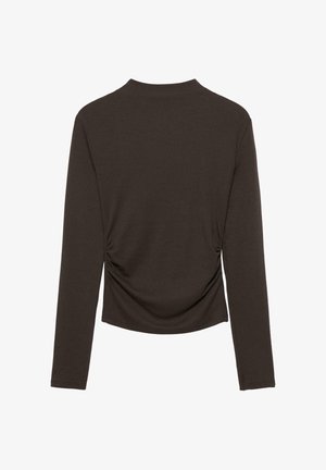 Brun top med lange ærmer, rund halsudskæring og rynkedetalje i siden, lavet af et blødt og elastisk materiale.