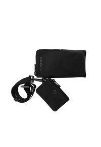 Czarny tekstylny portfel z zamknięciem na zamek błyskawiczny i małą przylegającą torebką. Posiada odpinany pasek i szczegóły z logo.