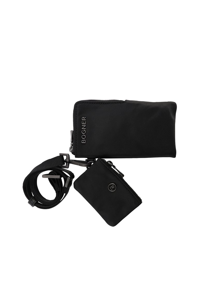 Czarny tekstylny portfel z zamknięciem na zamek błyskawiczny i małą przylegającą torebką. Posiada odpinany pasek i szczegóły z logo.