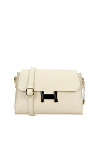 Beige leren handtas met een gestructureerd oppervlak, zwarte hardware accenten en een verstelbare schouderriem. Heeft een klepsluiting en een gouden kettingdetail.