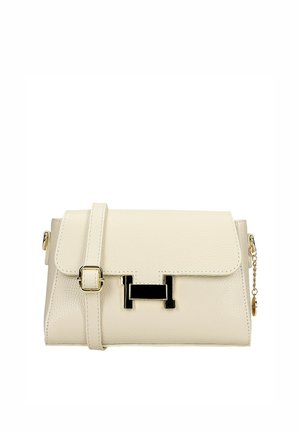 Beige Lederhandtasche mit einer strukturierten Oberfläche, schwarzen Hardware-Akzenten und verstellbarem Tragegurt. Verfügt über einen Klappverschluss und goldene Kettendetails.