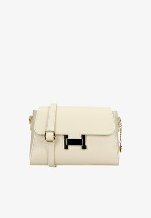 Béžová kožená kabelka s texturovaným povrchem, černými kovovými doplňky a nastavitelným popruhem. Obsahuje klopu s uzavíráním a zlatý řetízkový detail.