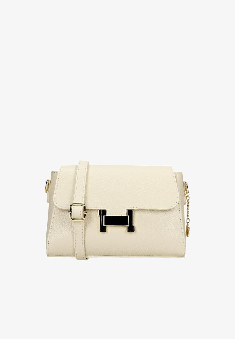 Béžová kožená kabelka s texturovaným povrchem, černými kovovými doplňky a nastavitelným popruhem. Obsahuje klopu s uzavíráním a zlatý řetízkový detail.