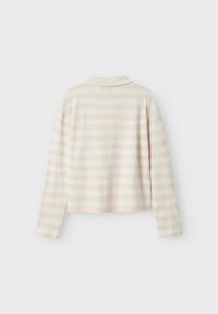 Polo a maniche lunghe a righe rosa chiaro e bianche, con una texture morbida e un design leggermente accorciato, dotato di colletto.